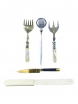 METAL PRATEADO, lote com cinco (5) peças, sendo: A) dois (2) garfos para salada confeccionada em metal inglês espessurado a prata com cabo em madre pérola, apresenta falhas na prateação, B) 1 abridor de cartas em osso, medindo 21cm, C) 1 faca para frutas em metal dourado com cabo em madeira com ausência do acabamento e D) 1 abridor de cartas em metal espessurado a prata da UNESCO, medindo 16,5cm.