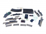 FERROMODELISMO, lote composto por cinquenta (50) trilhos e diversos acessórios para maquete ferroviária, marca Frateschi (tradicional fabricante brasileira de ferromodelismo, reconhecida por locomotivas, vagões, trilhos e acessórios em escala). Contém diversos trechos de trilhos retos e curvos, desvios, comandos/controles elétricos e componentes complementares, conforme fotos. Peças usadas, não testadas e sem garantia de funcionamento.