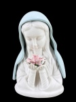 ARTE SACRA, uma (1) luminária representando Nossa Senhora da Rosa Mística segurando flor esmaltada em policromia, falta a parte elétrica, medindo 18,5 cm altura. Flor apresenta leve bicado.
