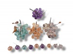 VIDROS, quatro (4) cachos de uva decorativos confeccionados em acrílicos de tonalidades distintas com armação em metal, algumas peças soltas, vide foto, maior medindo 19,5cm e menor 18cm.
