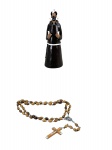 ARTE SACRA, lote com duas (2) peças, sendo: A) 1 imaginário confeccionado em barro cozido representando São Francisco de Assis. assinado internamente, medindo 13,5cm de altura e B) 1 terço com contas ovais em madeira e guarnições em metal prateado, medindo 47cm de comprimento.