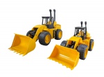 BRINQUEDO - Lote composto por duas (2) pás carregadeiras/tratores de construção confeccionados em plástico rígido , na cor amarela com detalhes em preto e rodas em tom cinza, sendo uma maior e uma menor, ambas com cabine, alavancas superiores e caçamba frontal articulada. Medidas : 12 x 30 x 10 e 23 x 40 x 13,5 cm