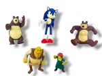 COLECIONISMO, lote composto por cinco (5) bonecos/figuras de personagens variados em material plástico/PVC, incluindo Sonic, Shrek, Fiona e dois ursos de animação, em tamanhos e modelos variados, com pintura colorida, apresentando sinais de uso, Sonic falta 1 braço, maior medindo 25cm e menor 11cm.