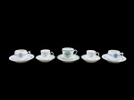 PORCELANAS, cinco (5) xícaras de coleção para café com seus respectivos pires confeccionados em porcelana na tonalidade branca de modelos, tamanhos, marcas e decorações distintas, maior medindo 5x7x5,5cm e menor 4x6x4cm.