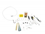 DIVERSOS / PESCA, lote composto por diversos acessórios antigos para pesca, incluindo anzóis de variados tamanhos, linhas com anzol, iscas artificiais, chumbadas/pesos, giradores, chicotes, franjas decorativas e pequenas caixas de anzóis, uma delas da marca Eagle Claw.