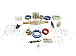 DIVERSOS /PESCA -  Lote composto por diversos acessórios antigos para pesca, incluindo anzóis de variados tamanhos, linhas em carretéis, linha enrolada em suporte de madeira, chumbadas/pesos, giradores, isca artificial, pequenos recipientes e caixas com acessórios.