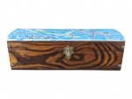DIVERSOS, uma (1) caixa retangular confeccionada em madeira escura com tampa decorada em mosaico de azulejos, apresentando pequenas perdas na borda, vide foto, medindo 10x34x10cm.