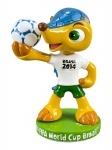 COLECIONISMO, uma (1) figura decorativa do mascote Fuleco, Copa do Mundo FIFA Brasil 2014, representado com bola de futebol na mão, camiseta branca, calção verde e base verde. Peça em material plástico, colorido, quebra nas orelhas, medindo 16,5cm de altura.