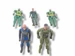 COLECIONISMO, cinco (5) bonecos de ação antigos em material plástico, com temática militar/soldados, modelos e tamanhos variados, com roupas em tons verdes, pretos e azuis, alguns com inscrições no corpo como Heroes e Fatal War, apresentando sinais de uso, maior medindo 23cm e menor 17,5cm.