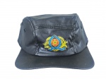 MILITARIA, um (1) boné five-panel preto em couro na tonalidade preta da Polícia Militar do Estado do Rio de Janeiro (PMERJ), destacando-se pelo emblema oficial bordado da corporação na parte frontal.