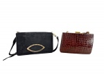 ACESSÓRIOS FEMININOS - Lote composto por duas (2) bolsas femininas, sendo uma (1) bolsa preta tipo tiracolo/clutch, com acabamento aveludado, alça fina e aplique frontal em metal dourado, medida : 18 x 7 x 27 cm e uma (1) bolsa em couro na tonalidade marrom tipo carteira/clutch, com acabamento verniz texturizado e fecho metálico dourado. Medida : 18 x 4 x 25 cm , alça avariada .