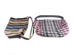 ACESSÓRIOS FEMININOS, duas (2) bolsas femininas em tecido, sendo uma com padronagem listrada em tons de azul, caramelo e bege, com alça de ombro, e outra com padronagem xadrez em tons de preto, branco, rosa e bege, também com alça, medindo 49x40cm e 45x62cm (apresentando desgastes no tecido).