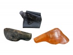 MILITARIA, lote com três (3) coldres, sendo: A) 1 confeccionado em couro na tonalidade marrom 28x12cm, B) 1 confeccionado em tecido aveludado na tonalidade preta, sinais de fungos, medindo 21x9cm e C) 1 confeccionado em couro na tonalidade preta com botão metálico, medindo 19,5x15cm.
