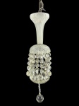 LUSTRE, um (1) lustre para uma lâmpada confeccionado em vidro fosqueado com moldagem de caneluras, lapidado por elementos geométricos em baixo relevo, adornado por pingentes amendôas em facetas, finalizado por esfera, acompanha canopla, medindo 45,5cm.