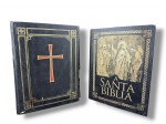 ARTE SACRA, duas (2) Bíblias antigas, sendo: A) uma Bíblia Sagrada  Nova Edição Papal, traduzida das línguas originais com uso crítico de todas as fontes antigas pelos Missionários Capuchinhos, Editora Stampley, com capa dura preta decorada com cruz em destaque e filetes dourados, capa descolando e sinais de uso, medindo 28,5x21cm e B) A Santa Bíblia, edição especial para Extra, Fresta Livros Ltda., com capa dura preta, detalhes dourados e ilustração com religiosa na capa, contendo textos em português e ilustrações internas coloridas, medindo 28x21,5cm.