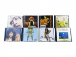 CDs, lote com oito (8) CDs variados de música nacional e internacional, incluindo títulos de artistas como SIMONE, MADONNA, JORGE ARAGÃO e CAT STEVENS, além de coletâneas e trilhas diversas, acondicionados em caixas acrílicas originais, sem garantia de funcionamento.