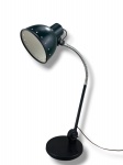 LUMINÁRIA, uma (1) luminária de mesa para uma lâmpada confeccionado em metal esmaltado na tonalidade preta, haste articulável e cúpula na tonalidade verde, fiação nova, excelente estado de conservação, medindo 57cm de altura.