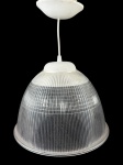 LUSTRE, um (1) lustre para uma lâmpada confeccionado em plástico na tonalidade branca, cúpula, também, em plástico incolor, moldado em caneluras e frisos horizontais, medindo 39x31cm.
