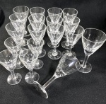 DEZOITO CÁLICES EM CRISTAL EUROPEU LAPIDAÇÃO DEDÃO, SENDO: 12 CÁLICES DE  12 CM  PARA VINHO DO PORTO, 4 CÁLICES DE 10 CM PARA LICOR, 2 CÁLICES DE 13,5 CM PARA VINHO BRANCO, 4 COM BICADOS ( 2 DE LICOR E 2 DE VINHO BRANCO)