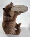 ALEMANHA - CENTRO DE MESA REPRESENTANDO URSO EM FINA  RESINA ALEMÂ, SEGURANDO UMA BANDEJA. MEDIDAS:  31 X 25 CM