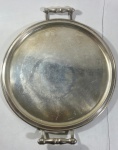BANDEJA REDONDA E PEGAS LATERAIS EM METAL ESPESSURADO A PRATA. MEDIDAS: 50 X 44 CM