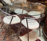 MESA DE COPA ARMAÇÃO EM ALUMINIO E TAMPO EM VIDRO, ACOMPANHA 4 CADEIRAS EM ALUMINIO COM ASSENTO EM COURINO BRANCO UMA CADEIRA BAMBA, UMA CADEIRA COM FURO COURINO TAMPO DE VIDRO COM BICADO. MEDIDA DO TAMPO: 110 CM