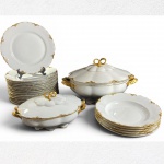 MZ ALTROHLAU - CM - R / CHECOSLOVÁQUIA - CIRCA 1900-1920 , MPORTANTE CONJUNTO DE PORCELANA CHECA - BOÊMIA , BRANCA COM FINAS BORDAS RECORTADAS E DOURADAS Á MÃO, ALÇAS EM FORMA DE LAÇO DOURADO NAS DUAS SOPEIRA E LEGUMEIRA COM TAMPA. COMPOSTO POR GRANDE E PROFUNDA SOPEIRA TAMPADA, LEGUMEIRA MENOR TAMPADA, EXTENSO JOGO DE 16 PRATOS RASOS E 5 PRATOS FUNDOS, TODOS COM BORDA ONDULADA E FILETADA A OURO. EXCELENTE ESTADO DE CONSERVAÇÃO. MEDIDAS SOPEIRA 24 X33 / LEGUMEIRA 17 X 26 CM / PRATO FUNDO 24 CM / PRATO RASO 24 CM