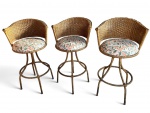 TRIO DE BANQUETAS ALTAS EM FIBRA NATURAL TRANÇADA E ESTRUTURA EM VIME/RATTAN ASSENTOS REVESTIDOS EM TECIDO ESTAMPADO. MEDIDAS: 98 X 60 X 56 CM