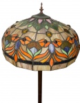 IMPONENTE LUMINÁRIA DE PISO ESTILO TIFFANY - CÚPULA FACETADA EM RICO VITRAL PLUMBADO COM POLICROMIA VIBRANTE DE MOTIVOS FLORAIS E GEOMÉTRICOS, CRIANDO UM BELO EFEITO DE REFRAÇÃO LUMINOSA. PEDESTAL EM METAL COM PÁTINA ESCURA DECORADA COM MOTIVOS FITOMÓRFICOS  NA BASE, APRESENTA FIAÇÃO E ACIONAMENTO POR CORRENTES DE PUXAR. FALTA UM VIDRO. VEJA FOTOS EXTRAS. MEDIDAS: 160  CM DE ALTURA TOTAL / CUPULA 45 CM DE BOCAL