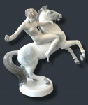 ROSENTHAL- ANTON GRATH -ÁUSTRIA, 1881-1956 - BELÍSSIMO GRUPO ESCULTÓRICO COM POLICROMIA, EM PORCELANA ALEMÂ -REPRESENTANDO DIANA COM CAVALO -CIRCA 1930 - MANUFATURA NO VERSO. APRESENTA DISCRETA  PERCEPÇÃO DE RESTAURO PROFISSIONAL EM UMA DAS PATAS DO CAVALO.  MEDIDAS: 37 X 37 X20 CM