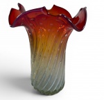 MURANO- GRANDE VASO EM VIDRO  MURANO NA COR VERMELHO DEGRADÊ. MEDIDAS: 31 CM DE ALT.  X 26 CM DE BOCAL