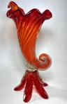 MURANO- GRANDE CORNUCÓPIA EM VIDRO ARTÍSTICO MURANO, MEDIDAS:  50 CM DE ALTURA CURIOSIDADES: Cornucópia de Murano, peça de cristal artístico, com formato da figura mitológica grega que simboliza abundância, fertilidade e prosperidade.Lembra um chifre ou uma tromba, com base estreita que se alarga em direção à boca.Bocal com bordas irregulares, onduladas ou em babados, que confere movimento e leveza.Feita artesanalmente por sopro e fusão de cristais, com espessuras robustas e peso alto. Produzido na ilha de Murano, na Itália, por mestres vidreiros.