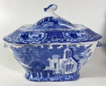 Linda sopeira em louça inglesa com decoração azul. Medidas: Alt. 22 x Larg. 20 x Comp. 34 cm. Em perfeito estado.