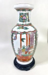 Grande vaso em porcelana chinesa policromada, ornada no padrão Mandarim. Apresenta cenas do cotidiano , pássaros e composições florais em reservas alternadas. Borda decorada por medalhões, friso dourado. Acompanha peanha lavrada em madeira. Medidas: 41cm altura total/ bocal 12 cm