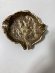 Pequeno cinzeiro em bronze . Medidas: 10 cm