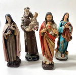 Quatro imagens religiosas sacras- Jesus, Santo Antônio, Santa Teresinha e Nossa Senhora, confeccionadas em gesso com leves desgastes. Medidas do maior 21 cm