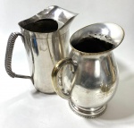 EBERLE / MERIDIONAL DUAS JARRAS EM METAL ESPESSURADO A PRATA, UMA COM AMASSADO NA BASE POUCO DESGASTE NO METAL. MEDIDAS: 22 cm e 20 cm
