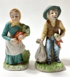 Duas esculturas representando camponeses em porcelana com rica policromia. Medidas: 16 cm cada