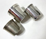 Três copinhos em metal prateado, desgaste no metal. Medidas: 7 x 5,5 cm