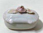Graciosa caixinha em porcelana com tampa  e flor sobreposta. Medidas: 7 x 5 cm