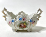 Pequeno centrinho ou porta temperos em porcelana com decoração floral e detalhes em dourado. Medidas: 5 x 9 cm