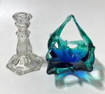 Duas peças em vidro sendo, pequeno castiçal e centrinho em vidro colorido. Medidas: castiçal  11 x 7 cm / centrinho 8 x 14 cm