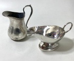 Molheira e cremeira  francesa com monograma em metal prateado. Molheira com bom banho e cremeira com pequenas marcas de batida e desgaste. Medidas: 10 x 8 x 19 cm  e  12,5 x 7 x 13 cm