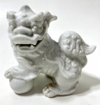 Escultura oriental representando CÃO DE FOO em porcelana branca. Medidas: 9 x 10 x 6 cm Apresenta pequena perda abaixo a orelha.