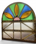 ANTIGA JANELA BASCULANTE EM FERRO COM VITRAL, COMPOSTA POR BANDEIRA SEMICIRCULAR ORNAMENTADA COM VITRAIS COLORIDOS E PARTE IFERIOR COM VIDROS CANELADOS TRANSLUCIDOS, CONSERVA MECANISMO BASCULANTE FERRAGENS E SISTEMA DE FECHAMENTO ORIGINAIS. PROVÁVEL PRODUÇÃO ENTRE AS DÉCADAS 1930 E 1950. APRESENTA FERRUGEM E DOIS VIDROS COM AVARIAS. MEDIDAS: 74 X 68 CM