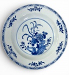 CIA DAS ÍNDIAS - SÉCULO XVIII - PRATO EM PORCELANA COM DECORAÇÃO EM AZUL . MEDIDAS: 23 CM- APRESENTA FIO DE CABELO