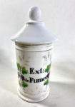 POT À PHARMACIE- ANTIGO POTE DE FARMÁCIA EM PORCELANA FRANCESA SÉCULO XIX -  INSCRIÇÃO "EXT: DE FUMET"  POLICROMADA COM MOTIVOS  DE RAMOS E UVAS, USADO EM ANTIGAS BOTICAS PARA ARMAZENAR O EXTRATO DE FUMARIA, PLANTA MEDICINAL MUITO RESITADA NO PERÍODO OITOCENTISTA . TAMPA NÃO ORIGINAL. APRESENTA FIO DE CABELO. MEDIDAS: 24 X 10 CM