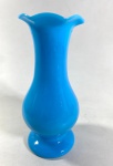OPALINA- VASO EM OPALINA FRANCESA SÉC. XIX, BORDAS ONDULADAS COR AZUL. MEDIDAS: 21,5 X 9 CM