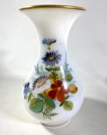 OAPLINA - VASO EM OPALINA FRANCESA NA COR BRANCA COM DOURAÇÃO NA BORDA E DECORAÇÃO CENTRAL EM FLORES. MEDIDAS: 17,5 X 9 CM