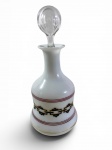 OPALINA- GARRAFA EM OPALINA FRANCESA BRANCA COM DECORAÇÃO GEOMÉTRICA CENTRAL. MEDIDAS: 26 CM